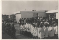 /album/a%c3%b1o-64-inaguracion-del-nuevo-edificio/alumnos-con-docentes-en-la-puerta-de-la-escuela-001-1-jpg/